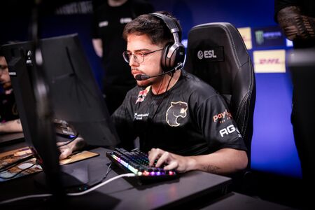 Настройки и конфиг yuurih в CS2: мышь, прицел, графика, оборудование