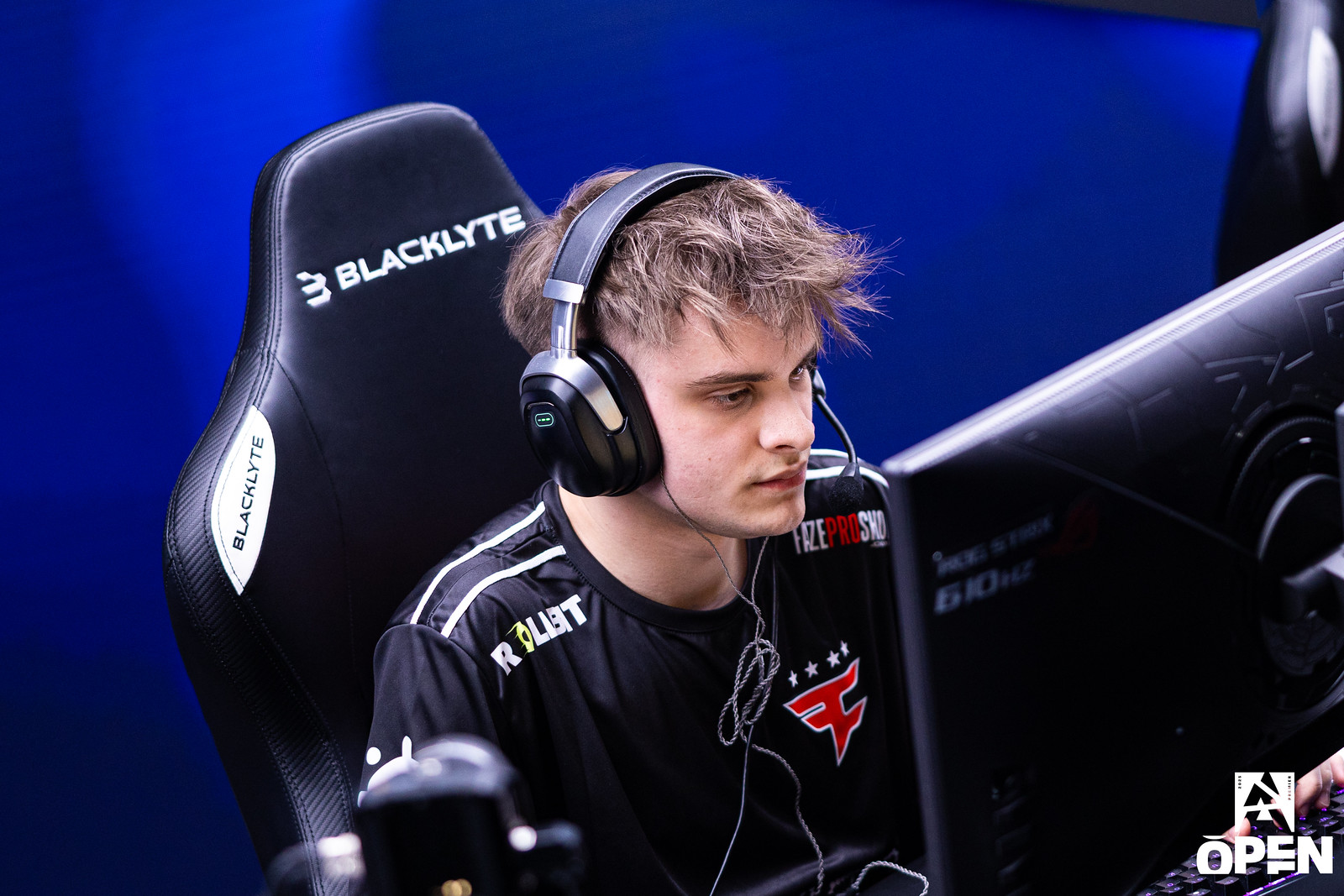 Настройки jcobbb в CS2: сенса 1.5, прицел, eDPI 600 (FaZe Clan)