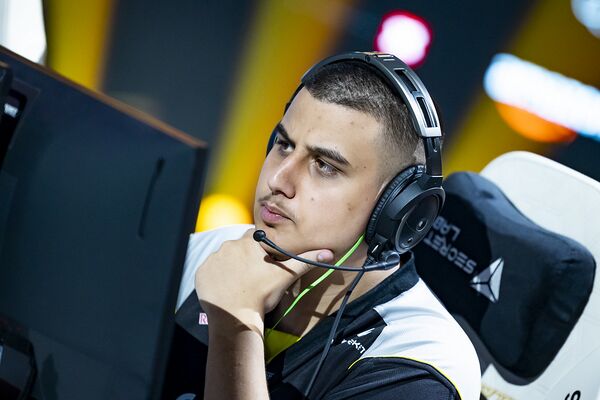 Настройки и конфиг makazze в CS2: мышь, прицел, графика, оборудование