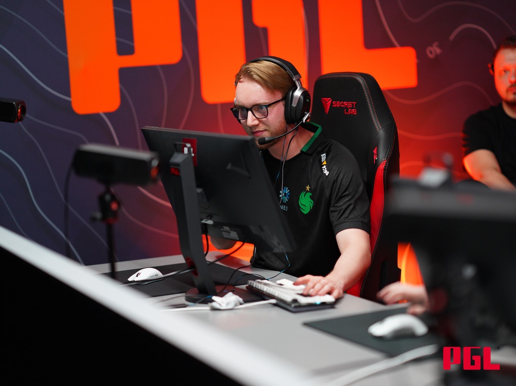 Настройки и конфиг TeSeS в CS2: мышь, прицел, графика, оборудование.